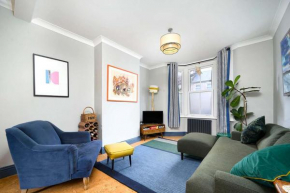Charming & Modern House in London, London